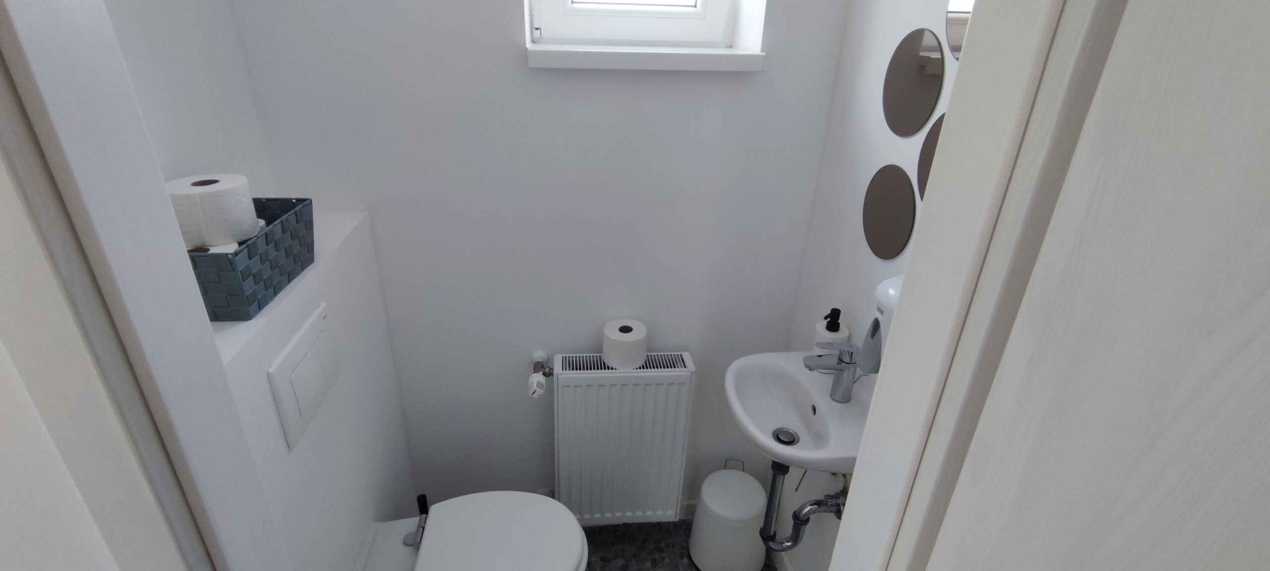 különálló WC kézmosóval