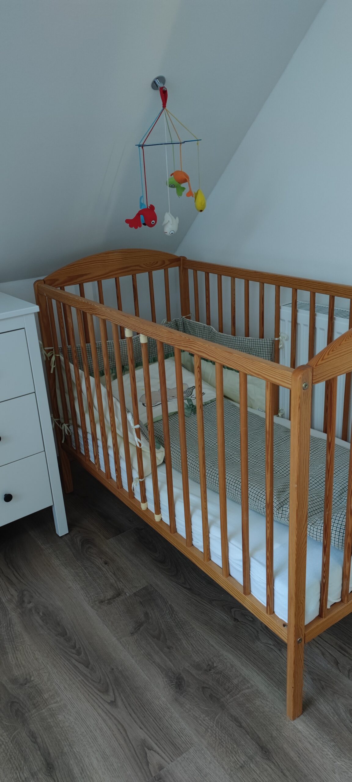 rácsos kiságy kókuszmatraccal