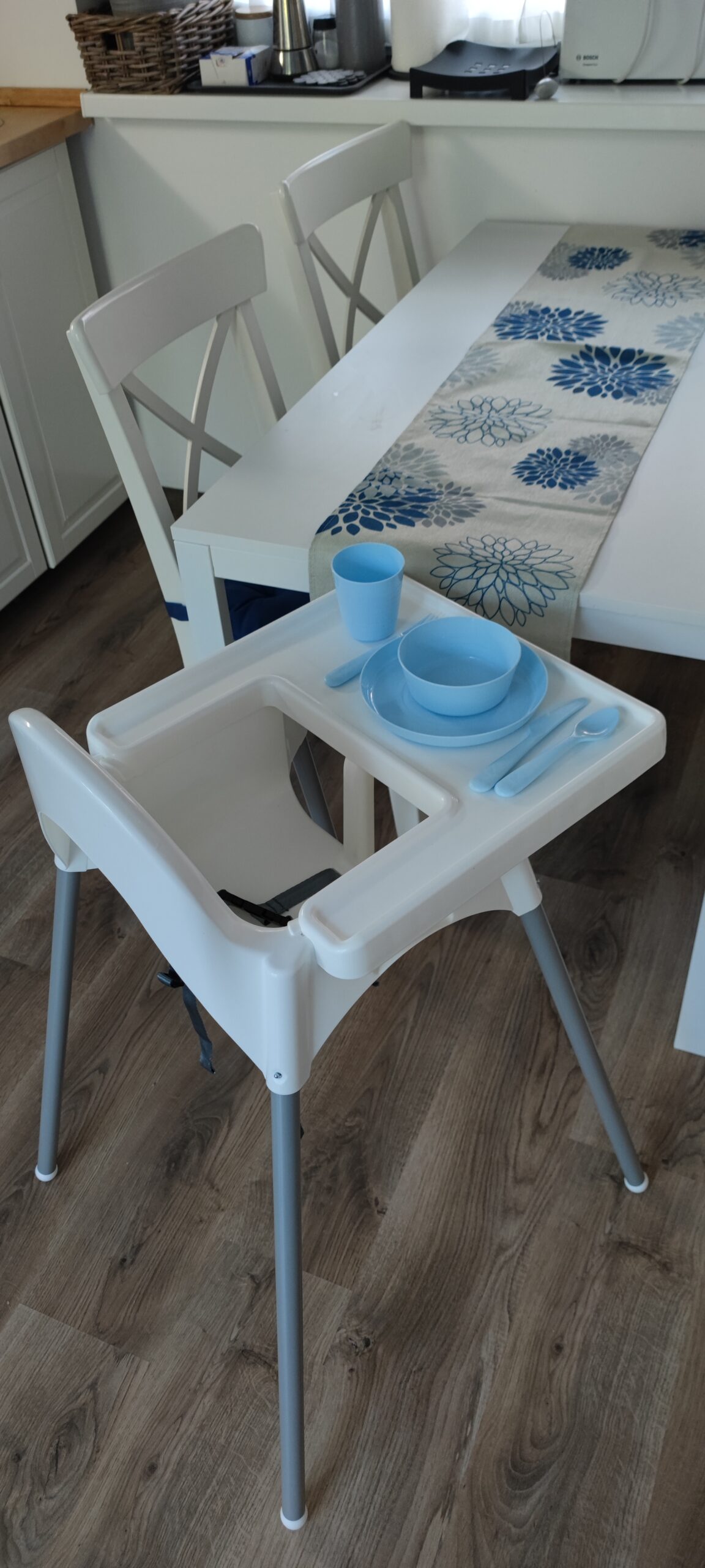 etetőszék és baby étkészlet