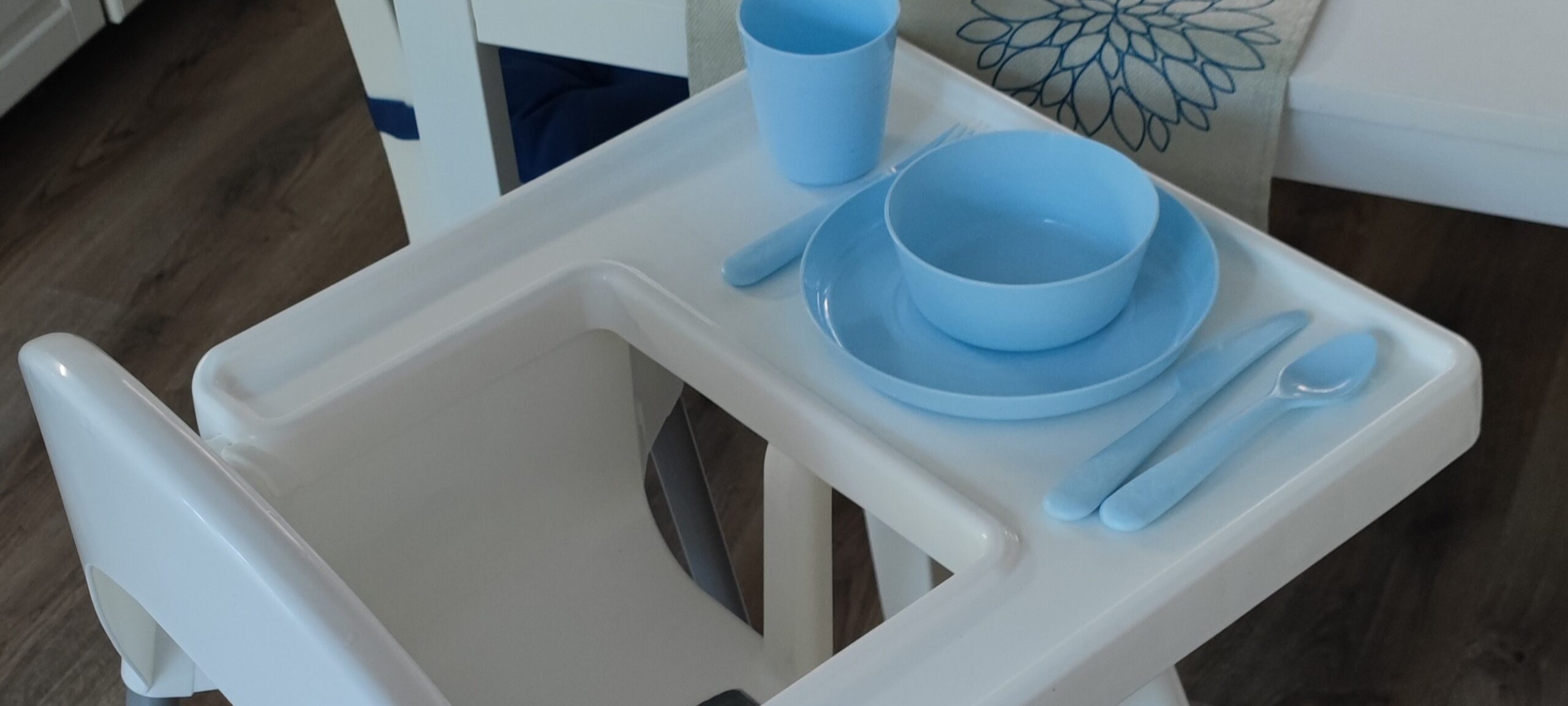 etetőszék és étkészlet